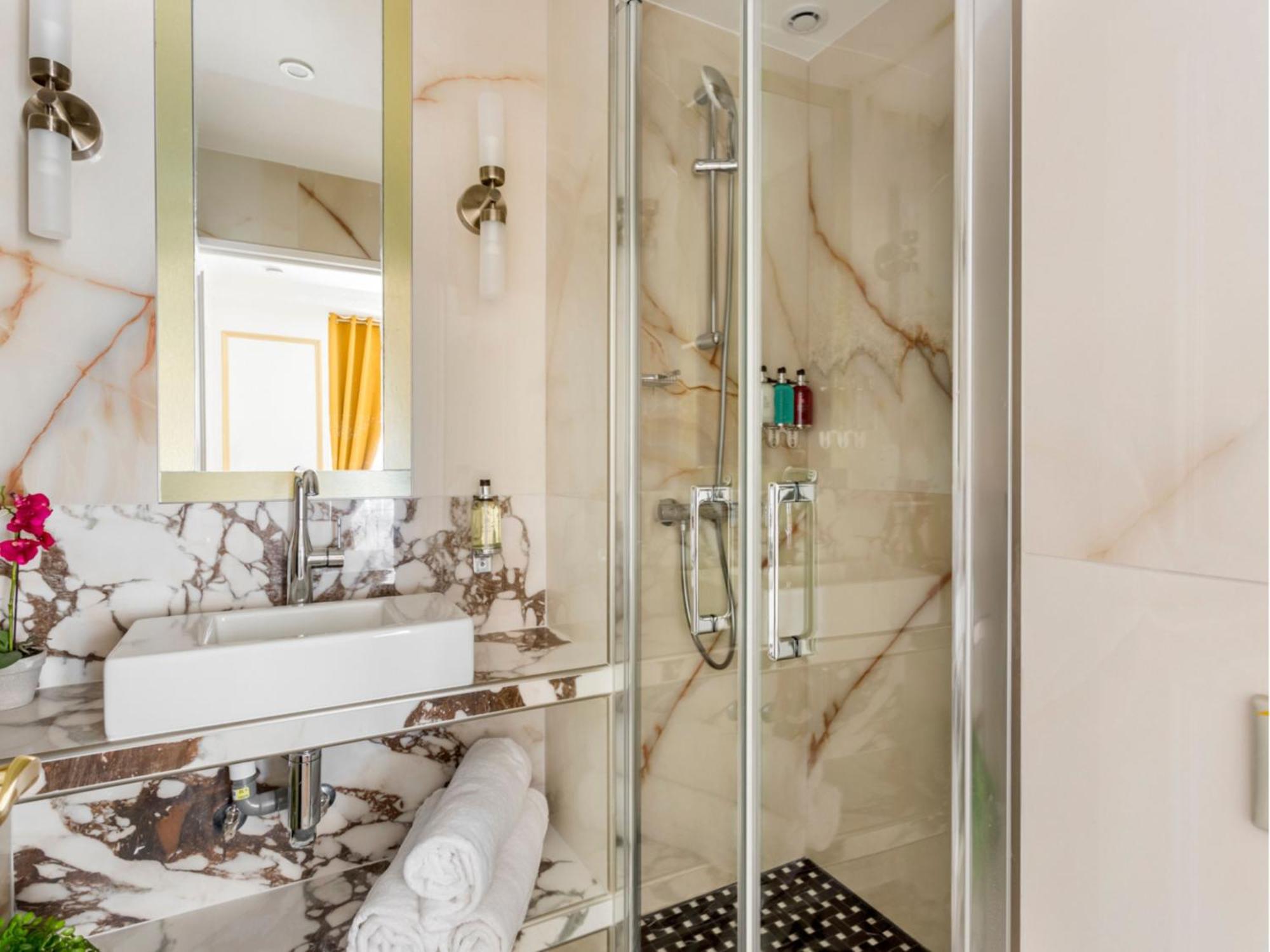 Luxury 4 Bedrooms 3 Bathrooms - Louvre