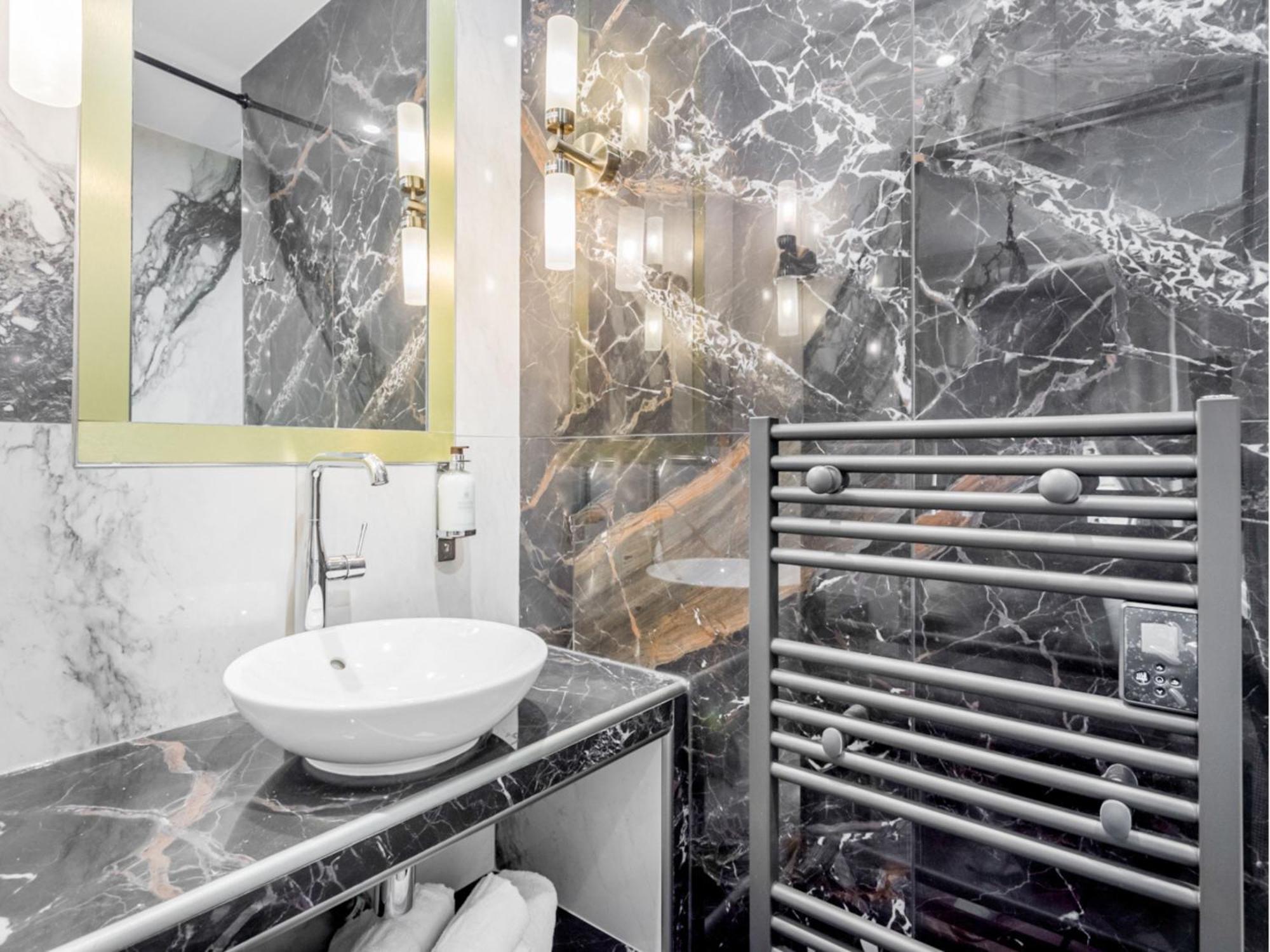 Luxury 4 Bedrooms 3 Bathrooms - Louvre Paris